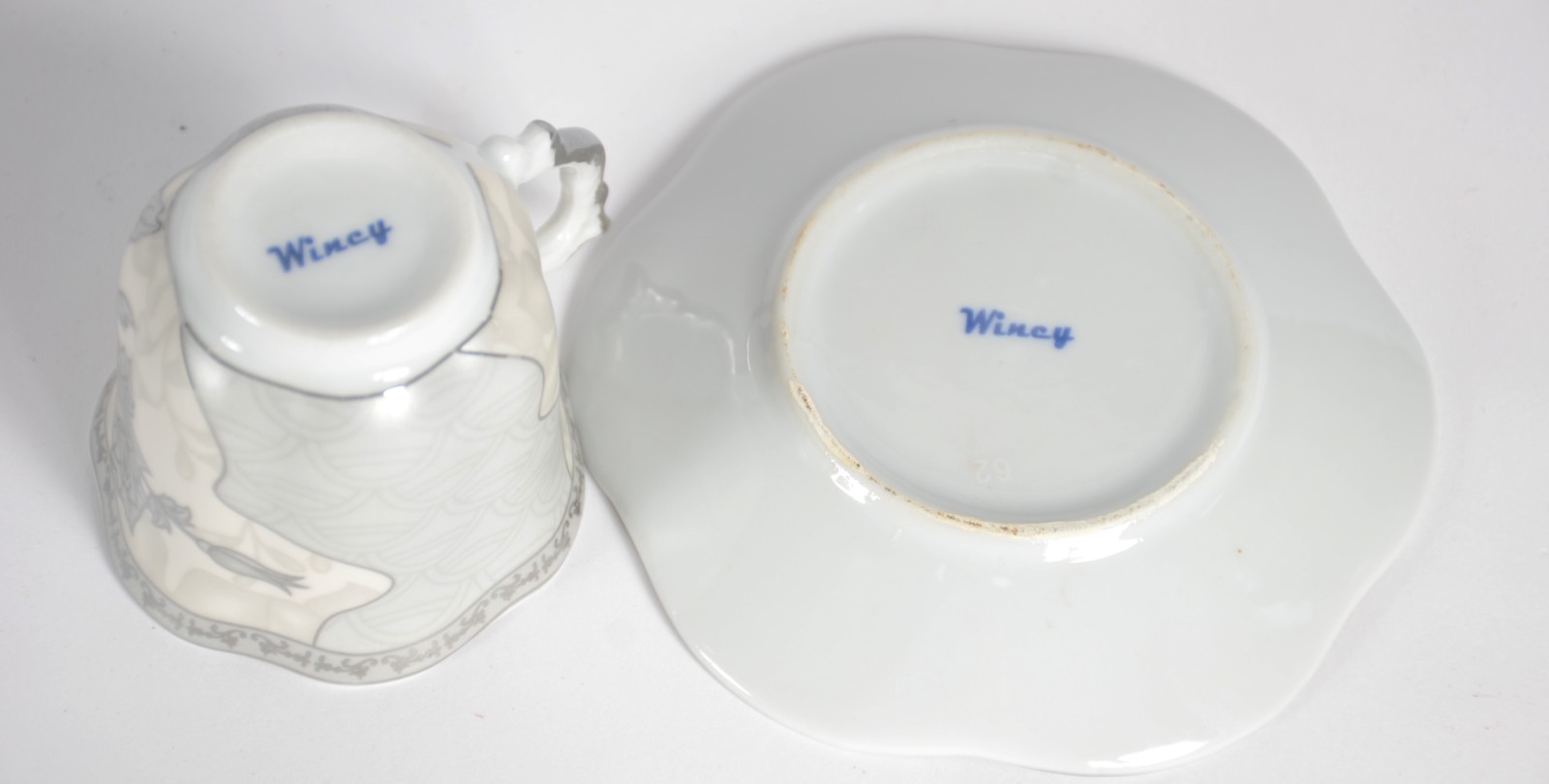 Lote com diversas xícaras de porcelana, sendo: 3 xícaras de café com... - foto 10 de 10