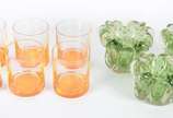 Diversas peças, sendo: 6 copos para whisky de v... - Diversas peças, sendo: 6 copos para whisky de vidro laranja. Acompanham 3 pequenos vasos de vidro decorativo na cor verde. Total: 9 peças.