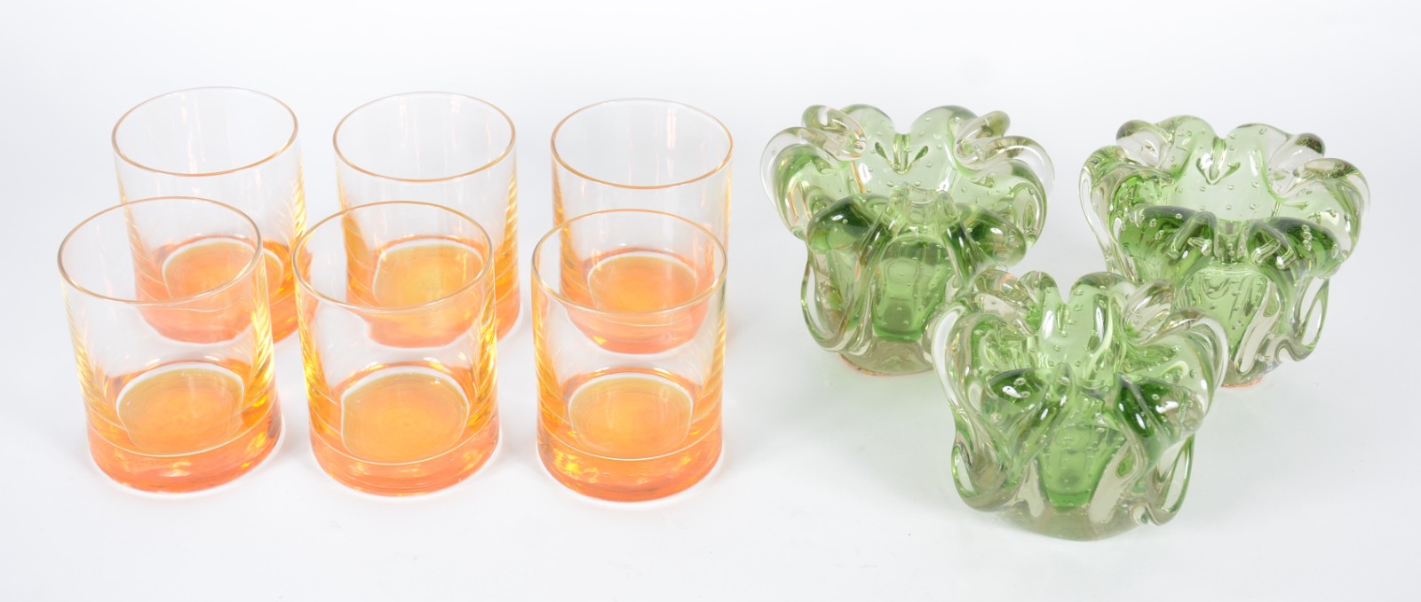 Diversas peças, sendo: 6 copos para whisky de vidro laranja... - foto 2 de 6