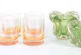 Diversas peças, sendo: 6 copos para whisky de v... - Diversas peças, sendo: 6 copos para whisky de vidro laranja. Acompanham 3 pequenos vasos de vidro decorativo na cor verde. Total: 9 peças.
