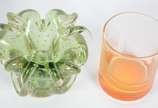 Diversas peças, sendo: 6 copos para whisky de v... - Diversas peças, sendo: 6 copos para whisky de vidro laranja. Acompanham 3 pequenos vasos de vidro decorativo na cor verde. Total: 9 peças.