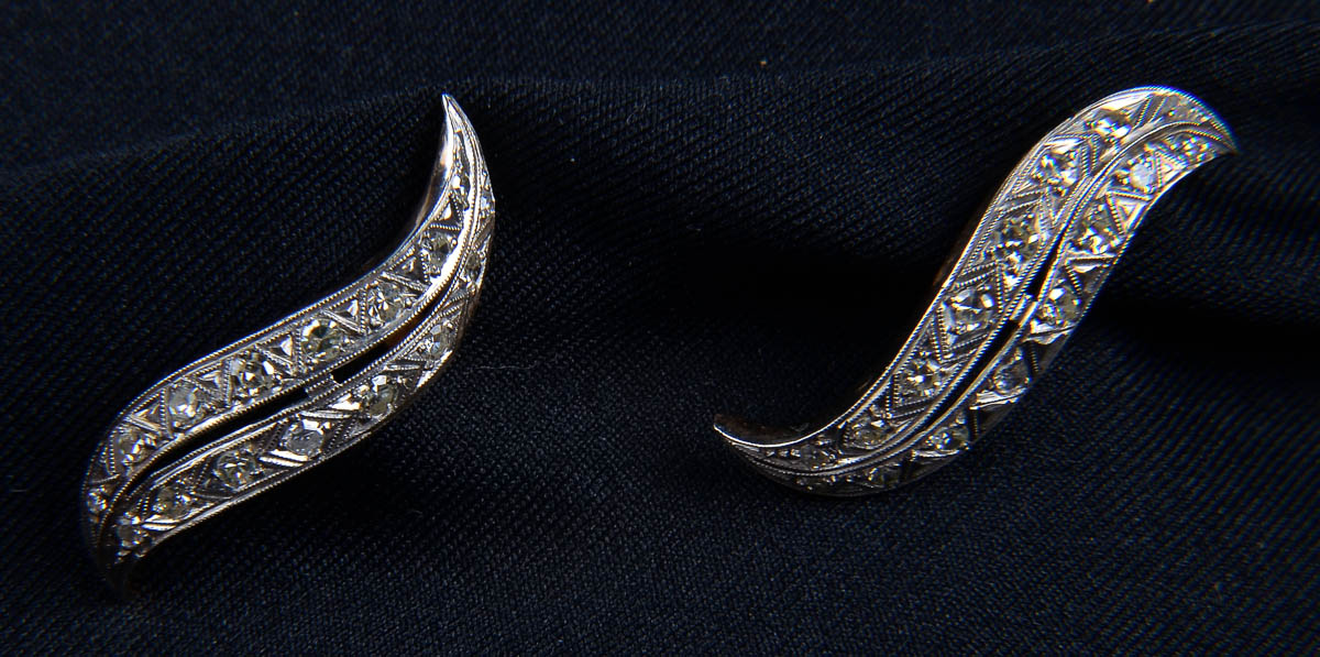 Par de brincos ouro 18 c/ 32 brilhantes com 2,0 cts - total 5g.