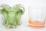 Diversas peças, sendo: 6 copos para whisky de v... - Diversas peças, sendo: 6 copos para whisky de vidro laranja. Acompanham 3 pequenos vasos de vidro decorativo na cor verde. Total: 9 peças.