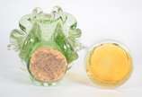 Diversas peças, sendo: 6 copos para whisky de v... - Diversas peças, sendo: 6 copos para whisky de vidro laranja. Acompanham 3 pequenos vasos de vidro decorativo na cor verde. Total: 9 peças.