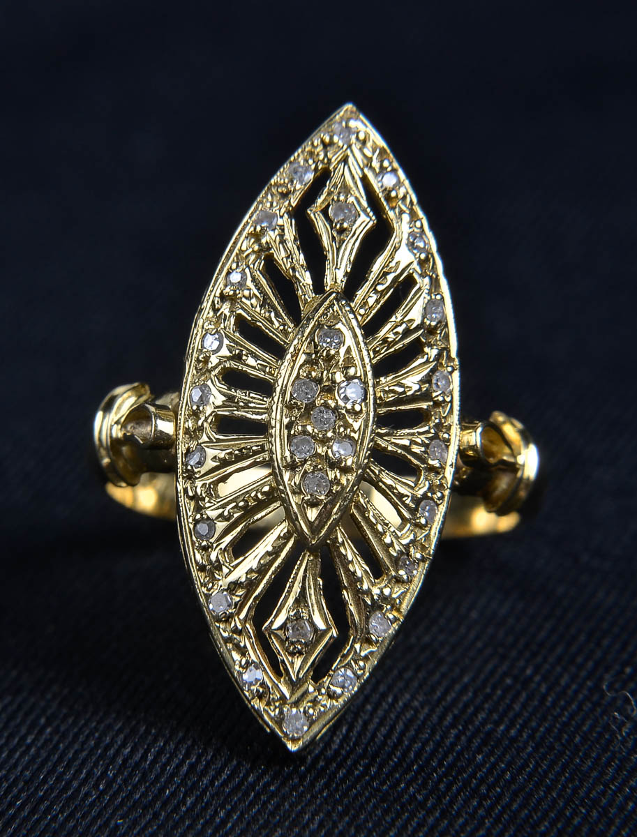 Anel ouro 18 c/ 33 btrilhantes, peso 4,5g.
