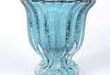 Vaso de vidro decorativo trabalhado em gomos na... - Vaso de vidro decorativo trabalhado em gomos na cor azul com pó de ouro.
