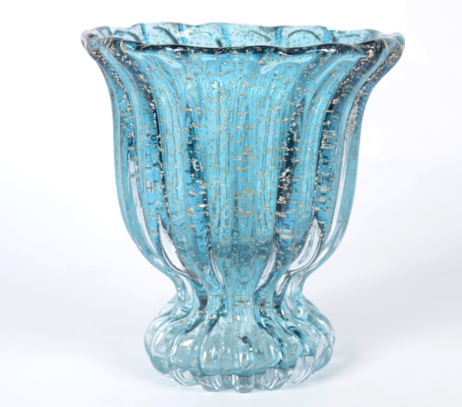 Vaso de vidro decorativo trabalhado em gomos na cor azul com pó de... - foto 1 de 5