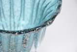Vaso de vidro decorativo trabalhado em gomos na... - Vaso de vidro decorativo trabalhado em gomos na cor azul com pó de ouro.