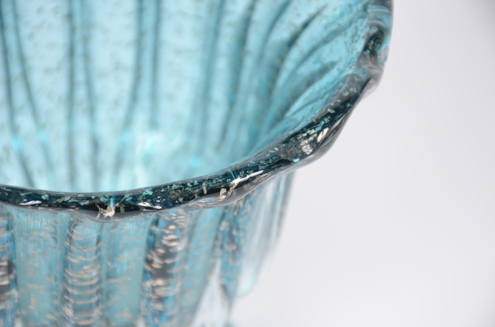 Vaso de vidro decorativo trabalhado em gomos na cor azul com pó de... - foto 2 de 5