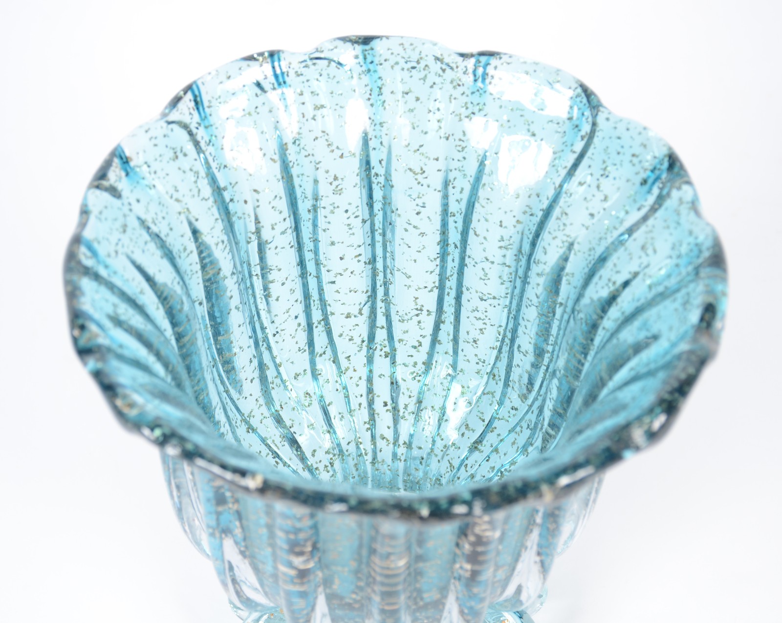 Vaso de vidro decorativo trabalhado em gomos na cor azul com pó de... - foto 3 de 5