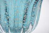Vaso de vidro decorativo trabalhado em gomos na... - Vaso de vidro decorativo trabalhado em gomos na cor azul com pó de ouro.