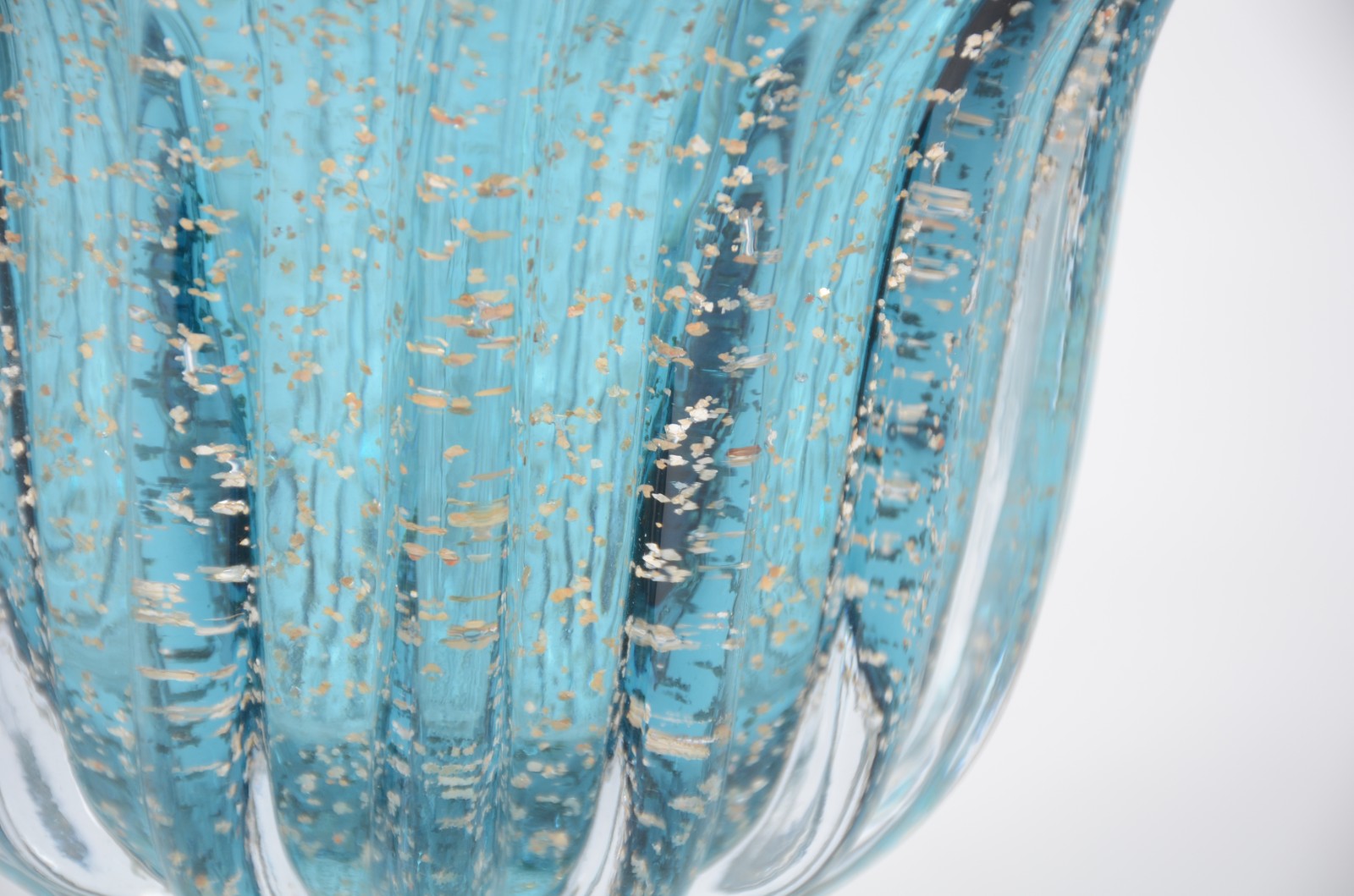 Vaso de vidro decorativo trabalhado em gomos na cor azul com pó de... - foto 4 de 5