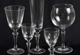 Servico de cristal comp.de 14 flutes para champ... - Servico de cristal comp.de 14 flutes para champagne, 11 cálices para vinho e 6 para licor. Acompanham 6 taças para vinho, 6 cálices para licor e...