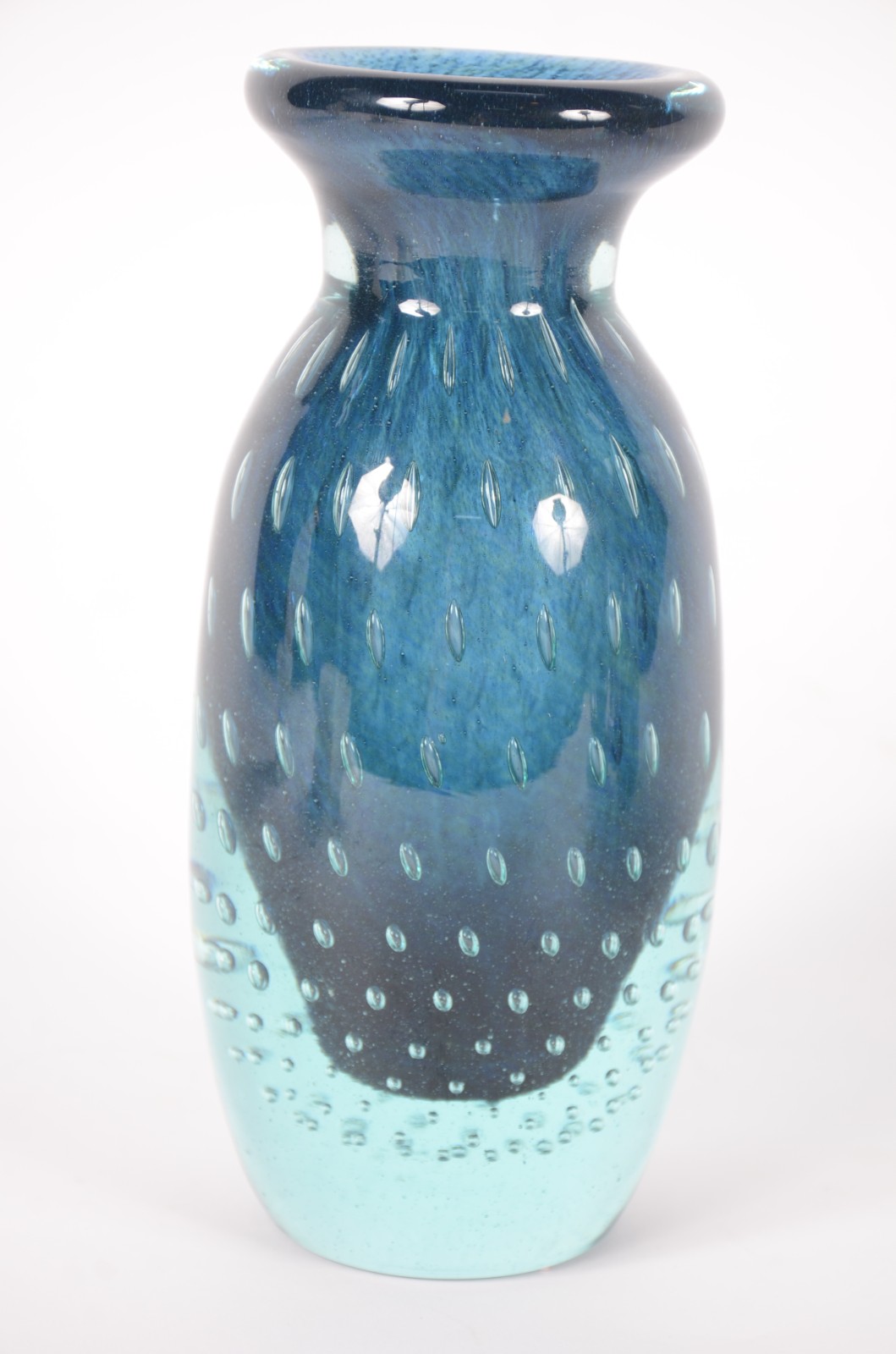 Vaso de vidro decorativo azul degrade decorado com "bolhas" internas. - foto 1 de 4