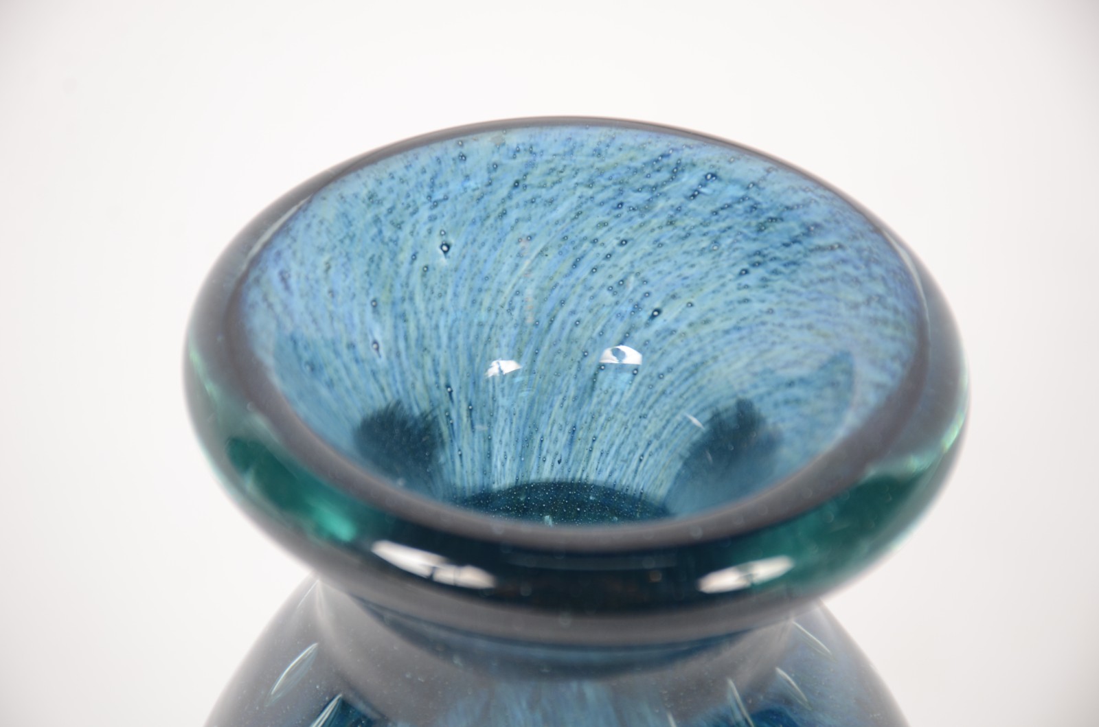 Vaso de vidro decorativo azul degrade decorado com "bolhas" internas. - foto 3 de 4