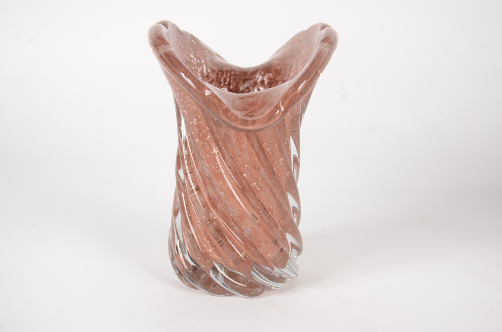 Vaso de vidro decorativo, trabalhado com gomos retorcidos na cor ocre... - foto 2 de 7