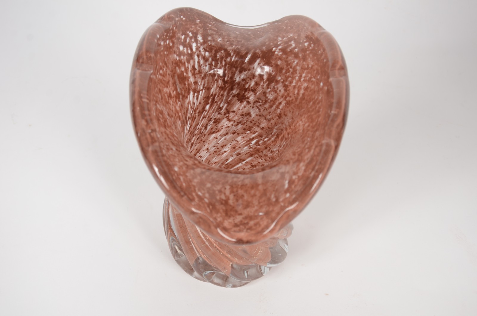 Vaso de vidro decorativo, trabalhado com gomos retorcidos na cor ocre... - foto 3 de 7