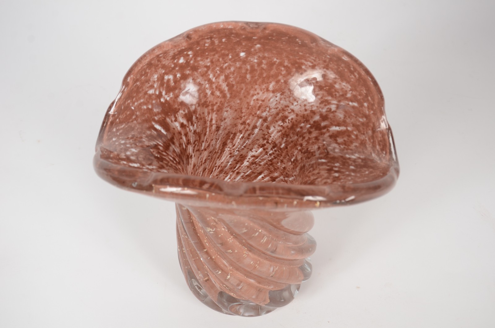 Vaso de vidro decorativo, trabalhado com gomos retorcidos na cor ocre... - foto 4 de 7