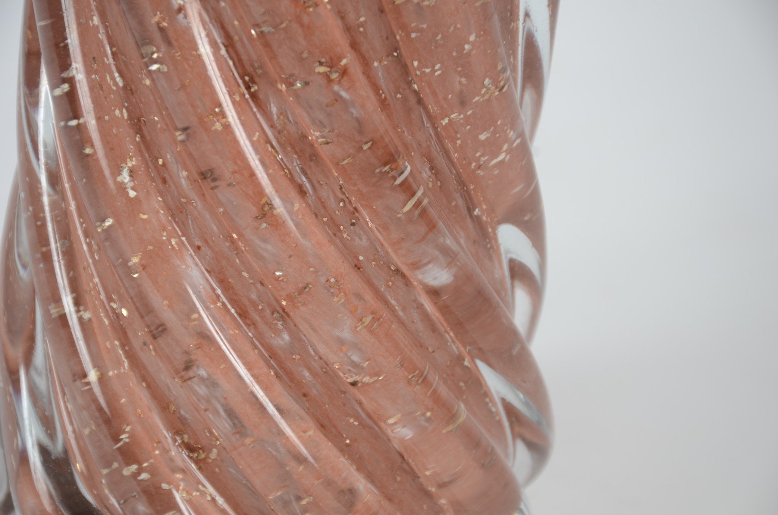 Vaso de vidro decorativo, trabalhado com gomos retorcidos na cor ocre... - foto 5 de 7