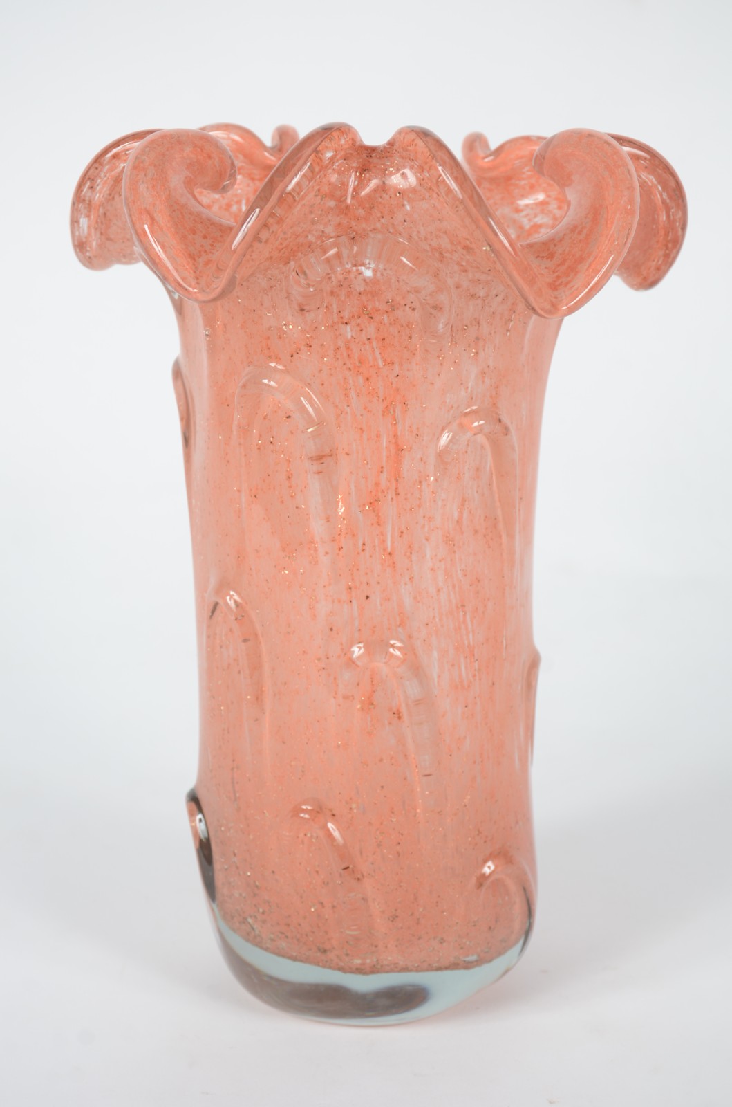 Vaso de vidro decorativo na cor rosa, trabalhado em gomos. - foto 1 de 6