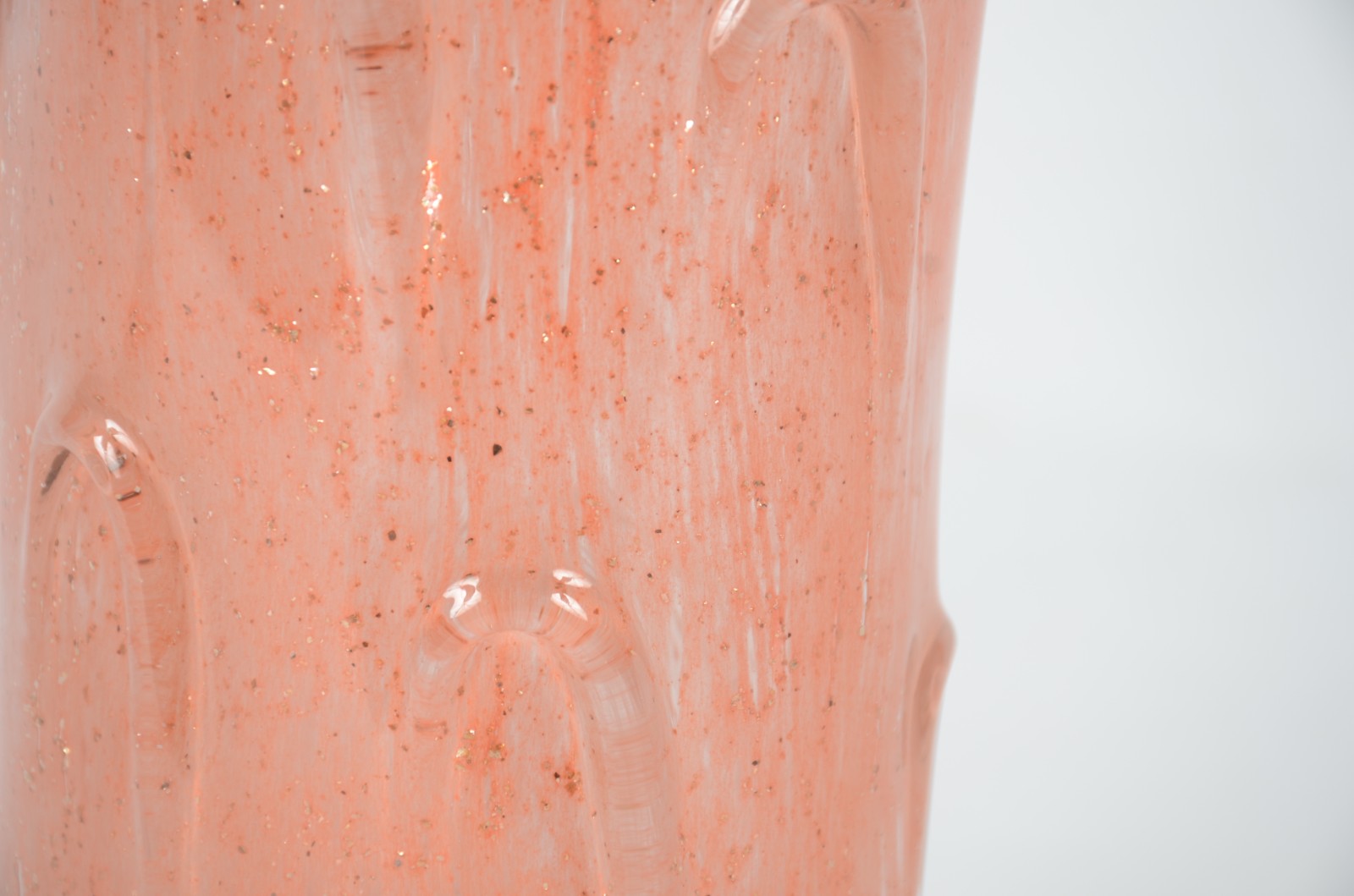Vaso de vidro decorativo na cor rosa, trabalhado em gomos. - foto 4 de 6