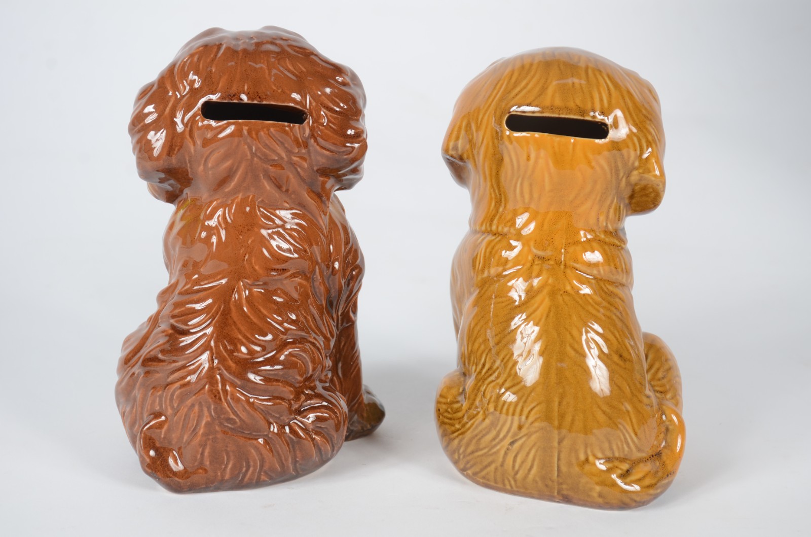 Duas esculturas de cerâmica policromada representando cachorros/cofre. - foto 4 de 7