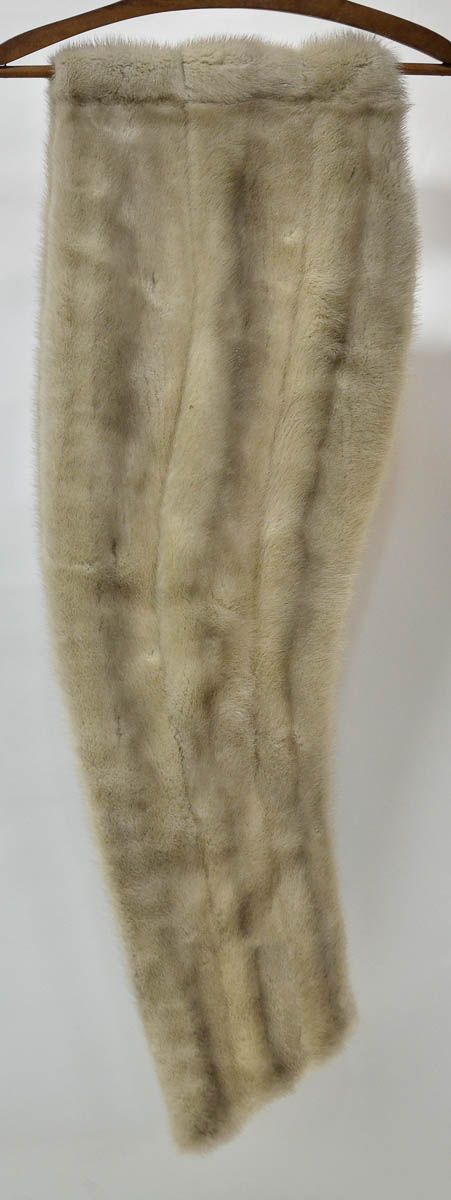 Estola de pele (vison) , med.1,70 m. largura 30 cm.