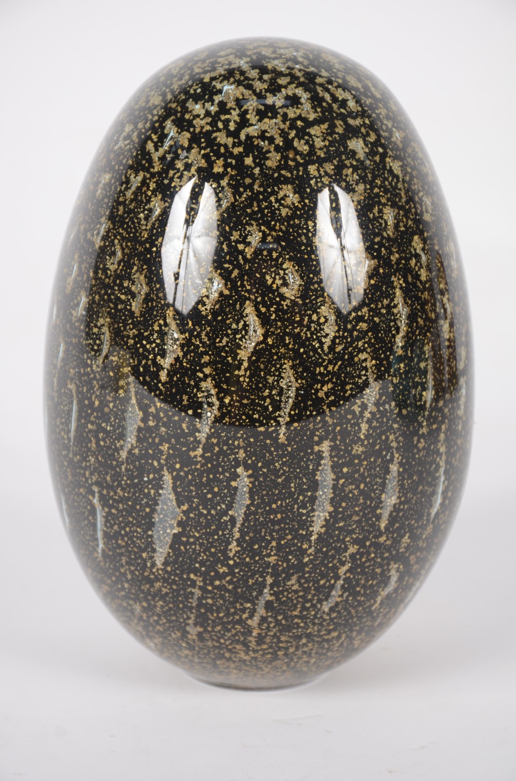Ovo/pinha de vidro decorativo negro com pó de ouro. - foto 1 de 4