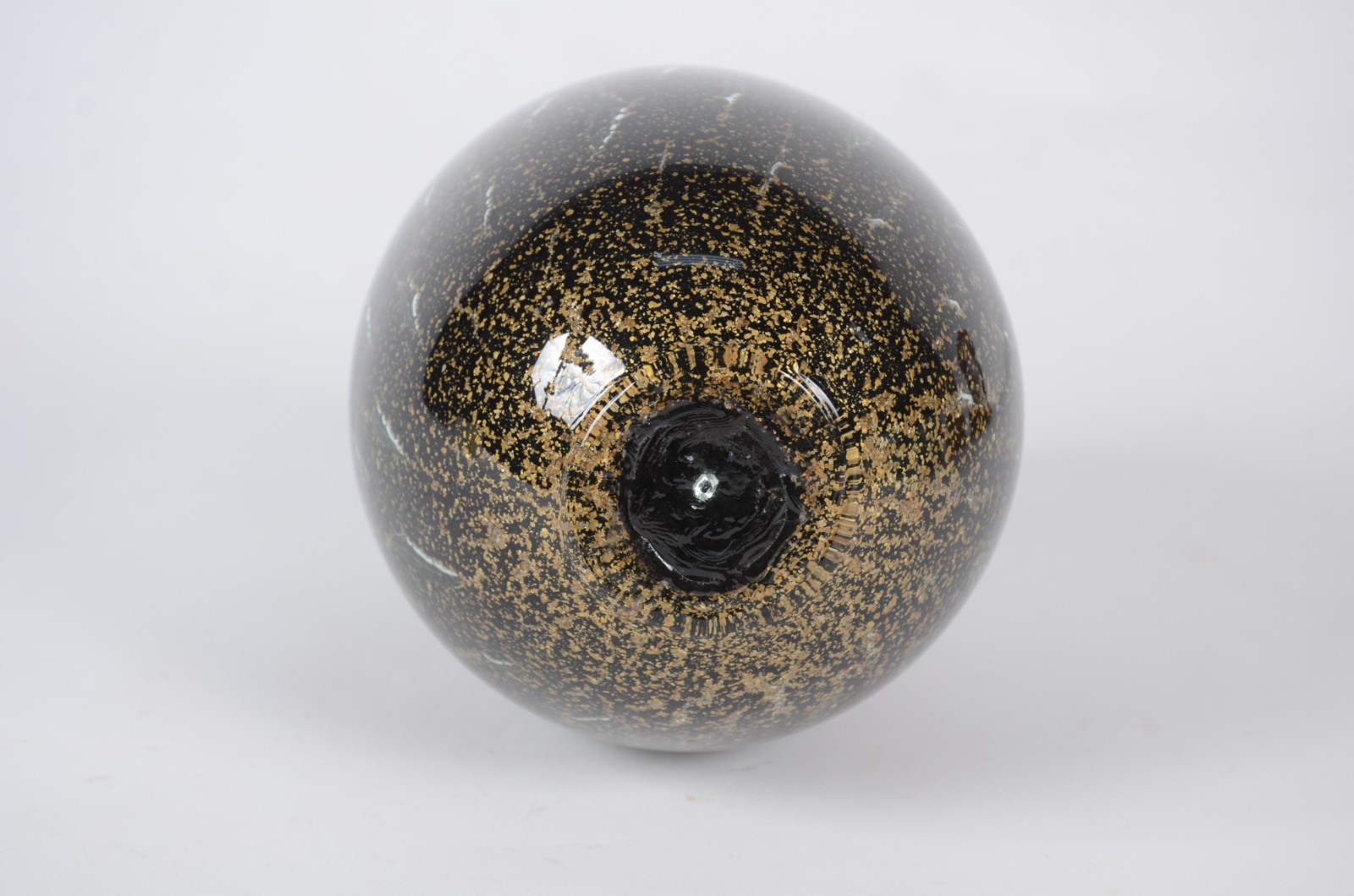 Ovo/pinha de vidro decorativo negro com pó de ouro. - foto 4 de 4