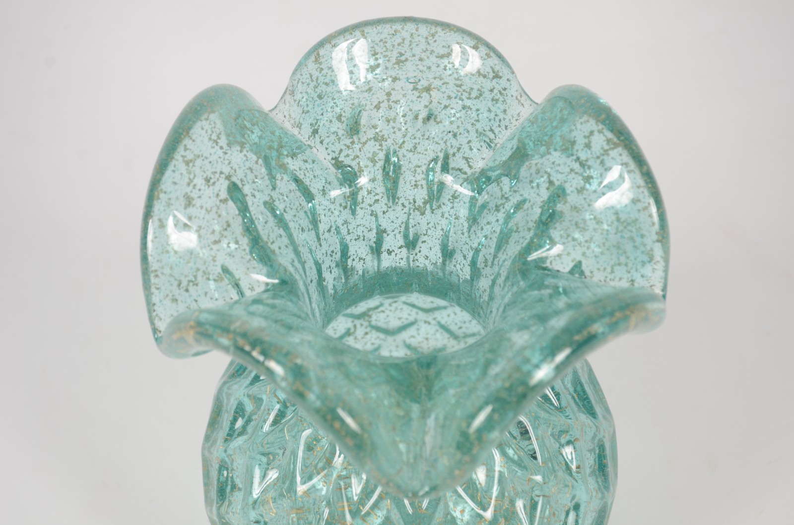 Vaso de vidro decorativo na cor verde com relevo. - foto 4 de 5