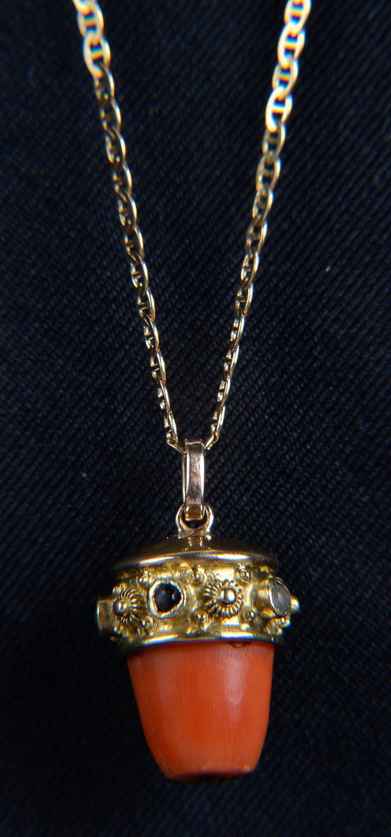 Cordoes e pendente em ouro 18K italiano e coral. Peso: 7,1 gr.