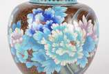 Potiche de cloisonné oriental, decoração floral... - Potiche de cloisonné oriental, decoração floral em policromia sobre fundo marrom, base de madeira.