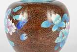 Potiche de cloisonné oriental, decoração floral... - Potiche de cloisonné oriental, decoração floral em policromia sobre fundo marrom, base de madeira.