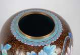 Potiche de cloisonné oriental, decoração floral... - Potiche de cloisonné oriental, decoração floral em policromia sobre fundo marrom, base de madeira.