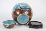 Potiche de cloisonné oriental, decoração floral... - Potiche de cloisonné oriental, decoração floral em policromia sobre fundo marrom, base de madeira.