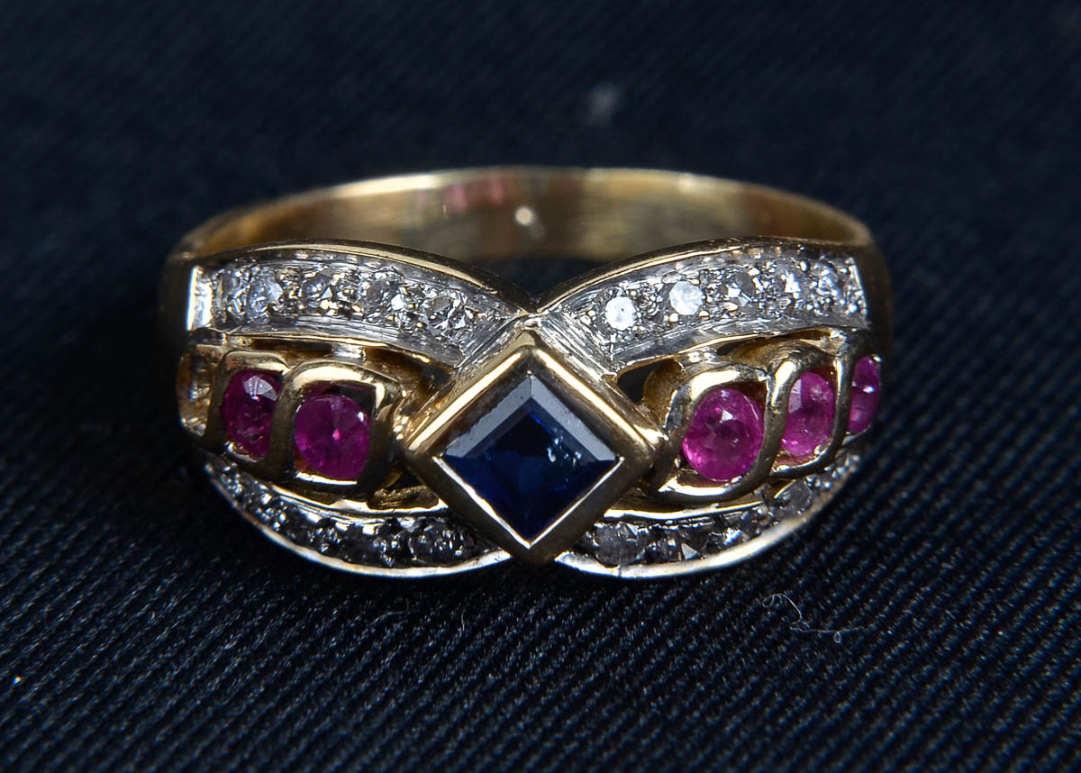 Anel ouro 18k c/ safira, rubi e brilhante. Peso 5,8g.