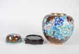 Potiche de cloisonné oriental, decoração floral... - Potiche de cloisonné oriental, decoração floral em policromia sobre fundo marrom, base de madeira.