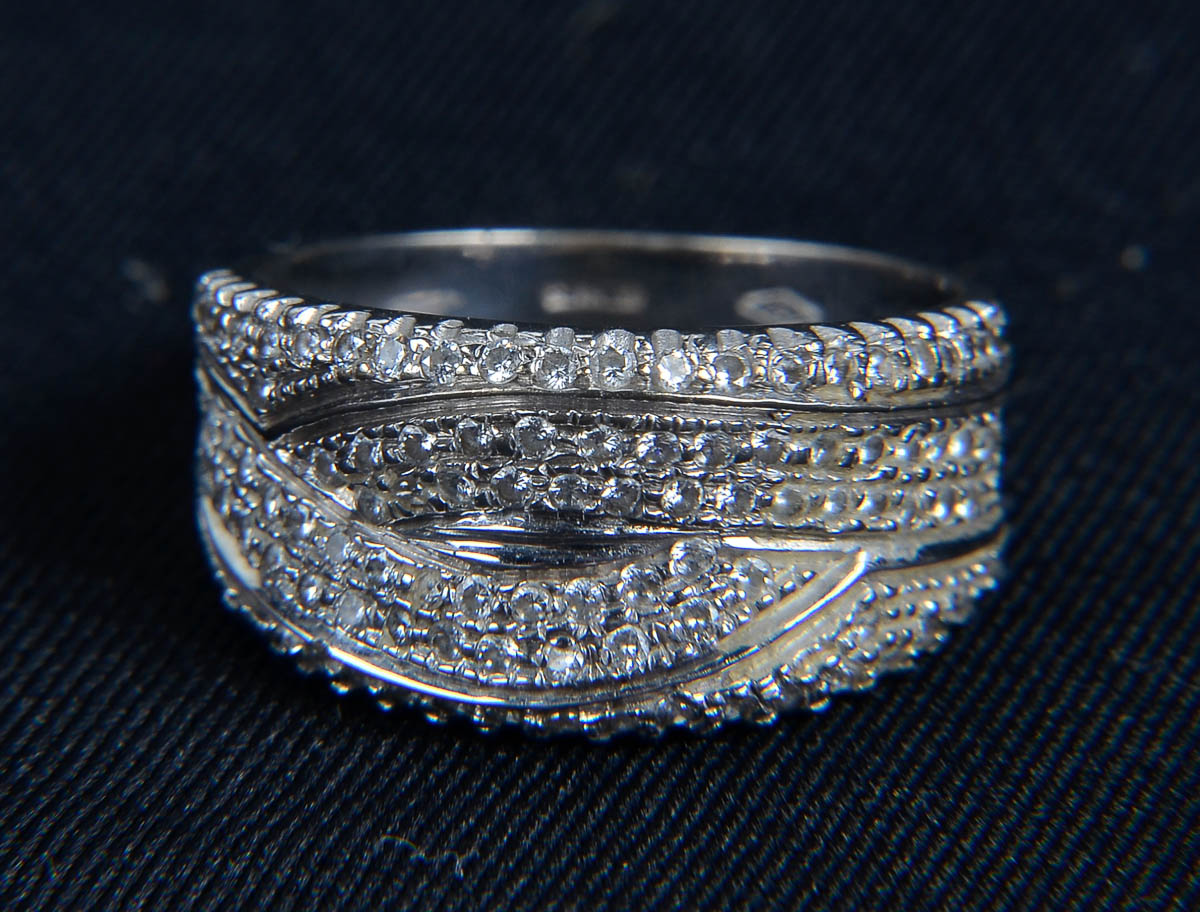 Anel em ouro branco c/ 110 brilhantes. Peso 5,2g.