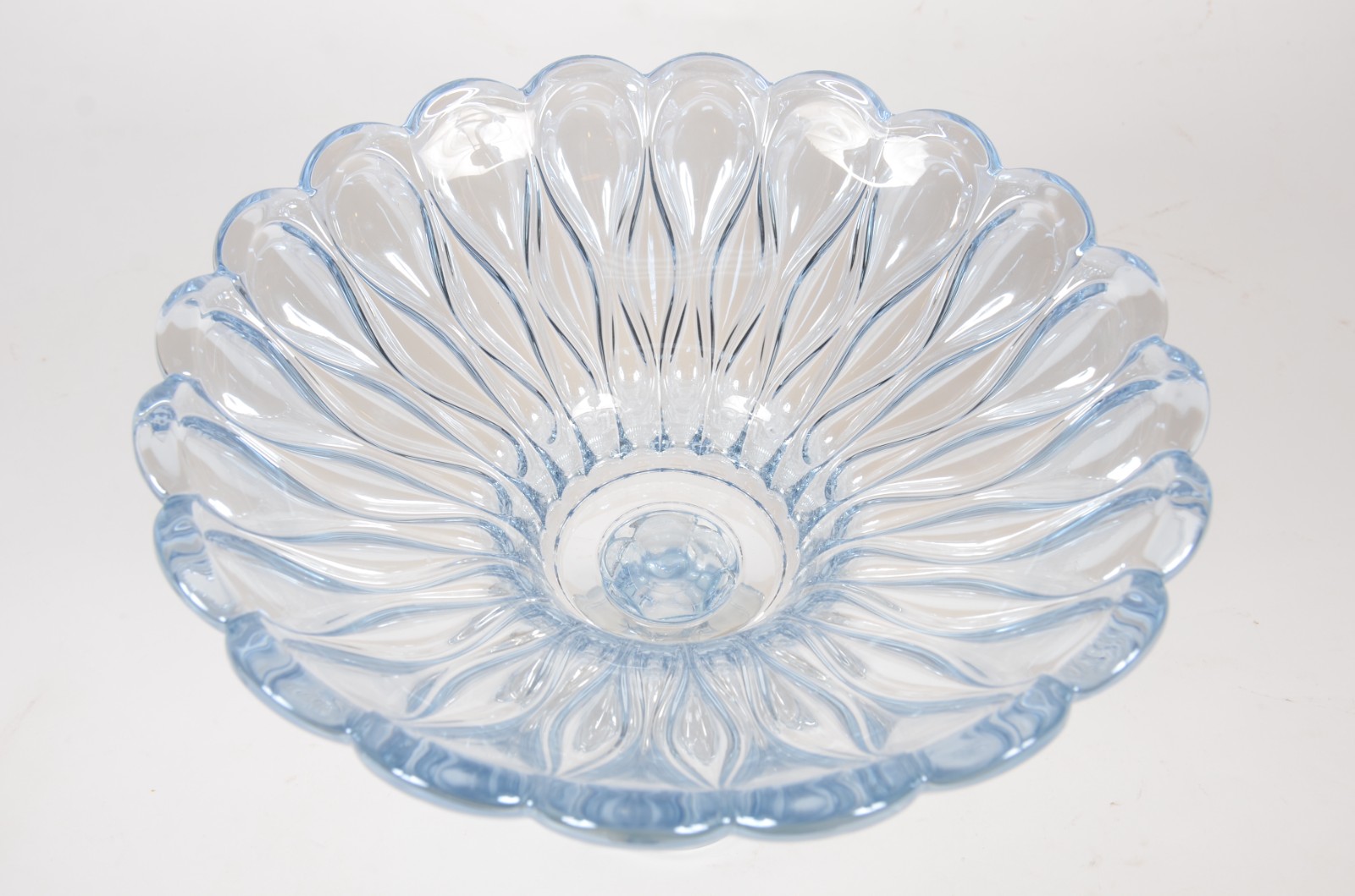 Fruteira de vidro decorativo na cor azul de pé alto. - foto 4 de 7
