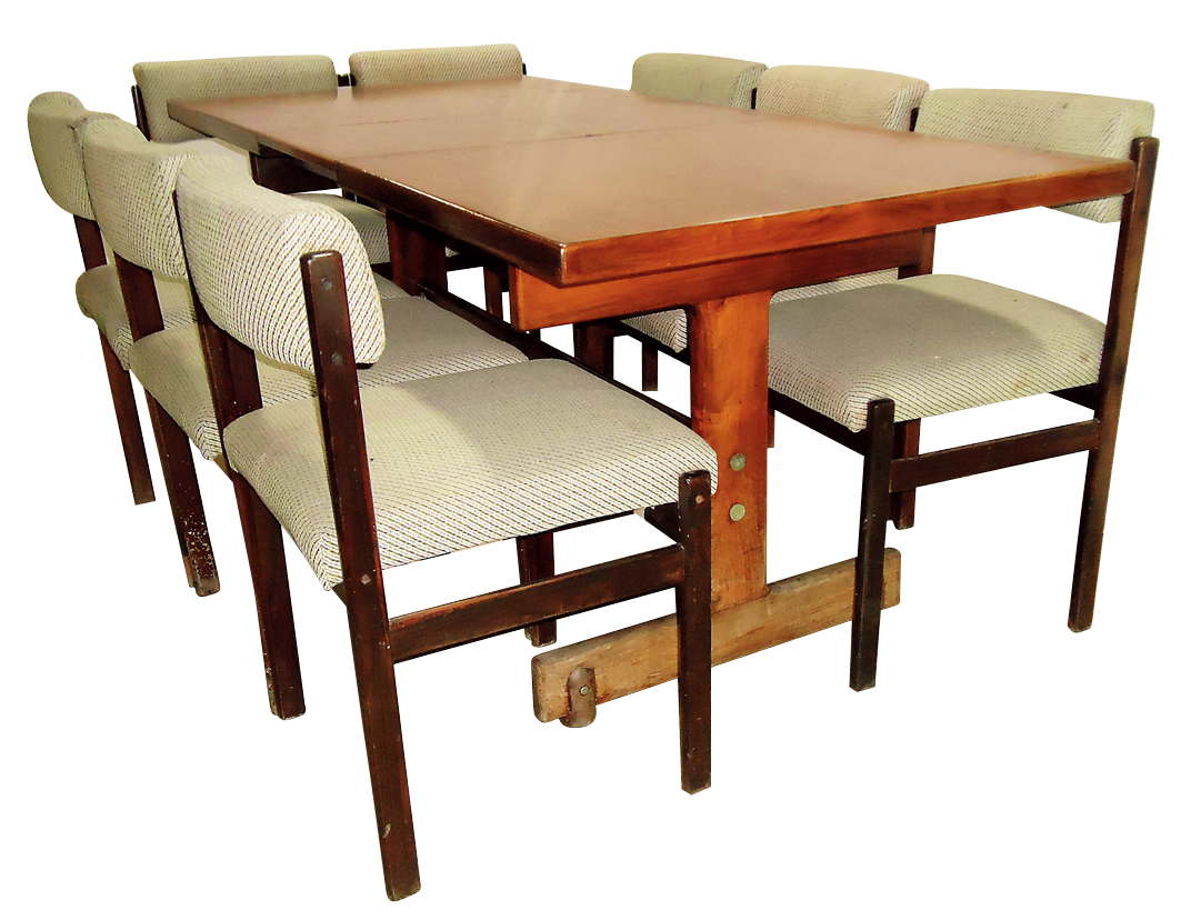 Mesa de jantar de madeira nobre, fabricação OCA, acomoanham 8...