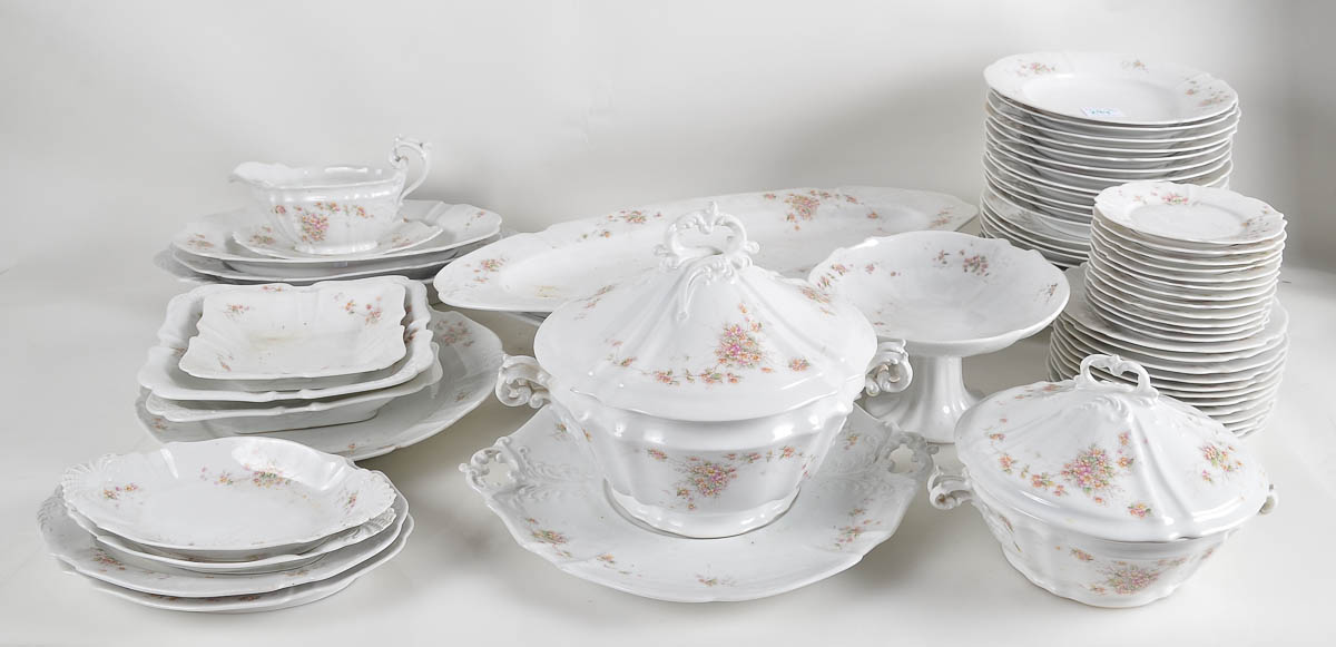 Aparelho de jantar em porcelana europeia c/ 12 pratos de fundos, 12...