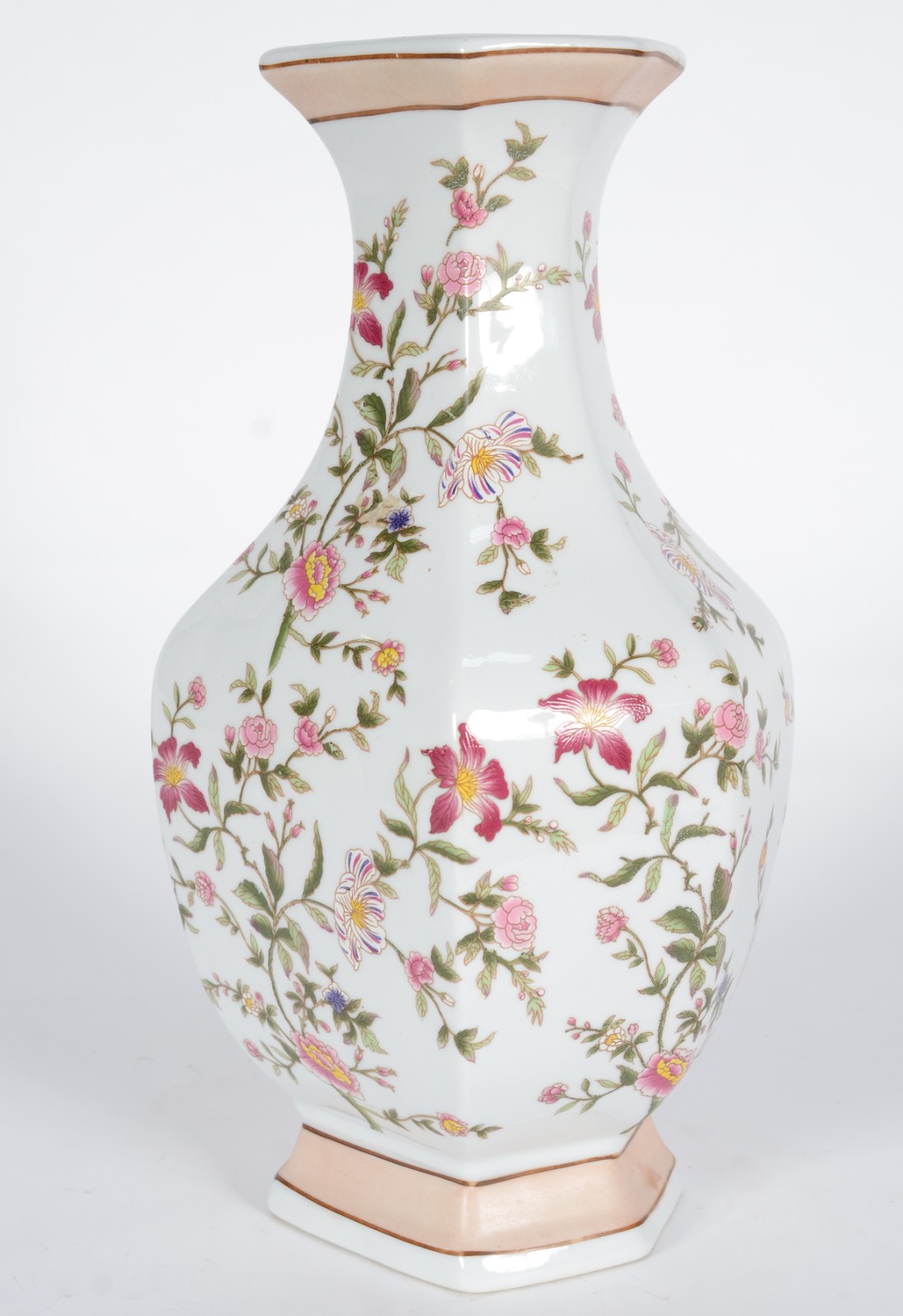 Vaso de porcelana branca com folhagens e flores em policromia. - foto 1 de 6