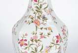 Vaso de porcelana branca com folhagens e flores... - Vaso de porcelana branca com folhagens e flores em policromia.