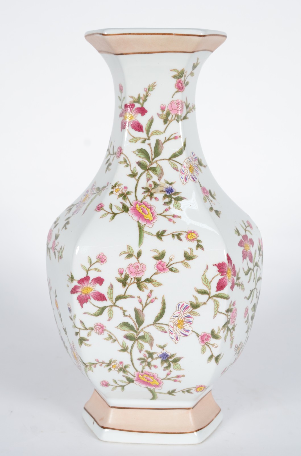 Vaso de porcelana branca com folhagens e flores em policromia. - foto 2 de 6