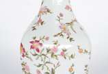 Vaso de porcelana branca com folhagens e flores... - Vaso de porcelana branca com folhagens e flores em policromia.