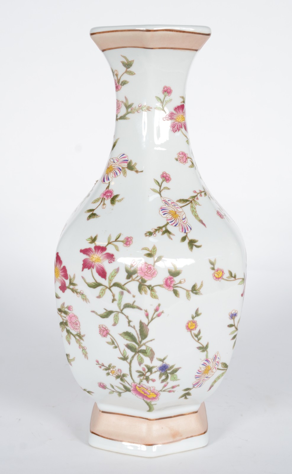 Vaso de porcelana branca com folhagens e flores em policromia. - foto 3 de 6