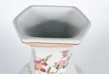 Vaso de porcelana branca com folhagens e flores... - Vaso de porcelana branca com folhagens e flores em policromia.