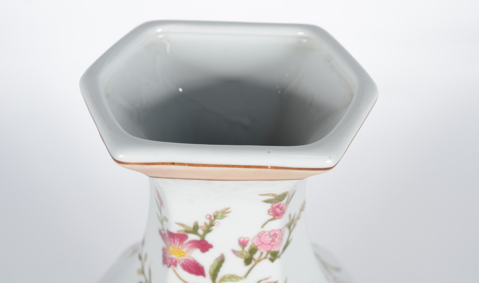 Vaso de porcelana branca com folhagens e flores em policromia. - foto 4 de 6