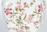 Vaso de porcelana branca com folhagens e flores... - Vaso de porcelana branca com folhagens e flores em policromia.