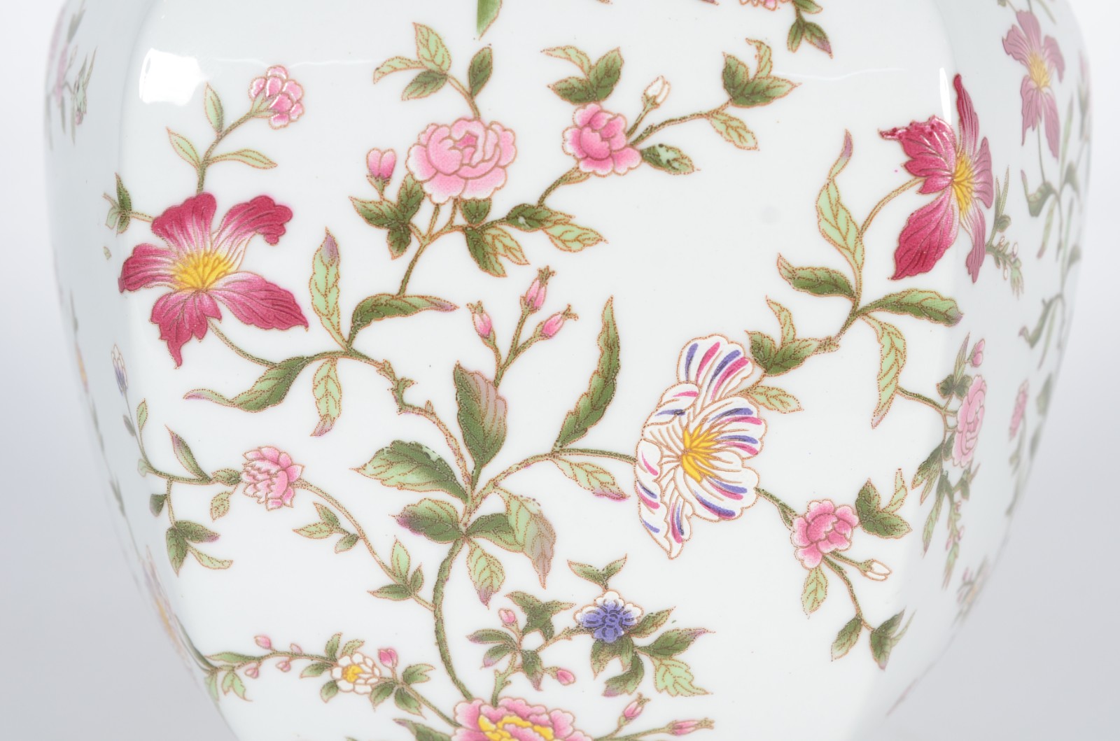 Vaso de porcelana branca com folhagens e flores em policromia. - foto 5 de 6